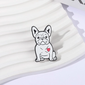 Spilla smaltata creativa a forma di Bulldog Francese con cuore rosso su supporto