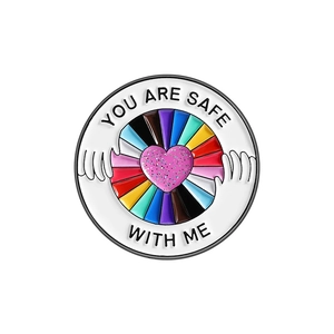 Broche ronde émaillée arc-en-ciel avec texte YOU ARE SAFE WITH ME et cœur scintillant