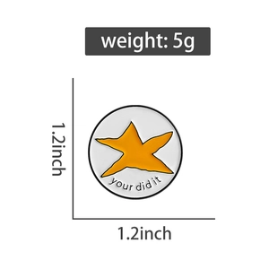 Détail d'un badge en émail de 1,2 pouce avec motif étoile, texte et poids de 5g