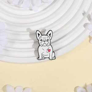 Spilla smaltata a forma di bulldog con cuore rosso su vassoio decorativo bianco
