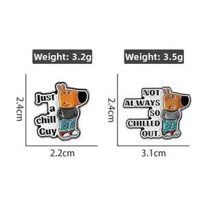 Vista dettagliata delle spille in smalto Chill Guy con dimensioni e peso