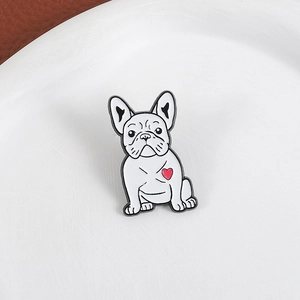 Spilla in smalto a forma di simpatico bulldog francese bianco con dettaglio a cuore rosa