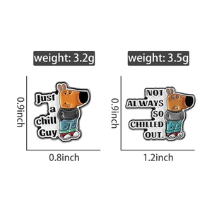 Dettaglio delle spille Chill Guy che mostra le dimensioni precise in pollici e il peso esatto