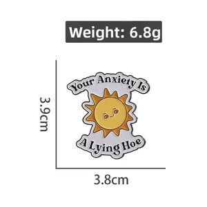 Détail du pin's émaillé soleil de 3,9 cm montrant les dimensions et le poids