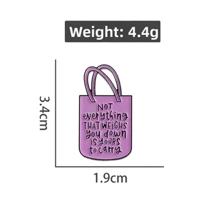 Dimensioni dettagliate della spilla a borsa rosa in smalto: altezza 3,4 cm e peso 4,4 g