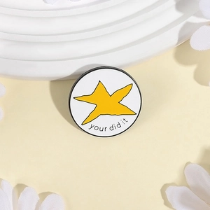Badge rond en émail avec étoile jaune et texte 'You did it' sur fond blanc pur