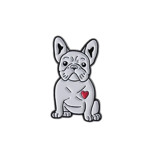 Spilla smaltata bulldog francese bianco con motivo a cuore rosso e contorno in metallo nero