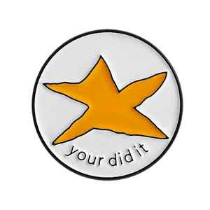 Pin's rond en émail avec étoile jaune et texte Your Did It sur fond blanc épuré