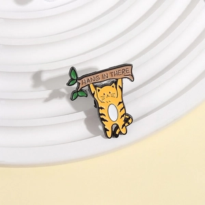 Broche en émail chat mignon suspendu à une branche avec slogan motivant