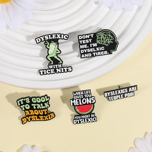 Lot de 5 pin's en émail pour la dyslexie avec grenouilles et cerveaux sur support blanc