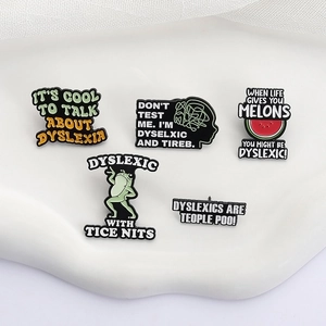 Lot de 5 épingles en émail amusantes avec grenouilles et pastèques sur tissu en soie blanc