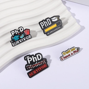 Lot de quatre broches en émail uniques pour doctorat avec des motifs noir et blanc