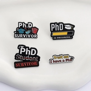 Lot de quatre pin's émaillés PhD avec slogans académiques et chapeaux de diplômés