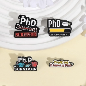 Détail de quatre pins en émail académiques avec PhD survivor et barre de progression