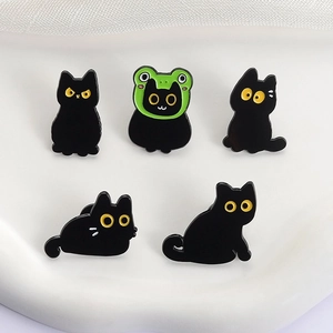 Set di cinque simpatiche spille in smalto gatto nero con varie pose e cappello a rana verde