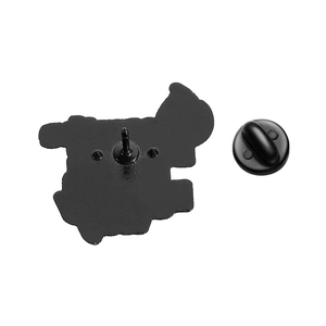 Details der schwarzen Emaille-Abzeichenrückseite und des Gummiverschlusses am Pin