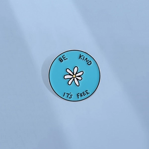 Simple Sky Blue Round Enamel Pin Daisy Flower Brooch With Be Kind Positive Slogan Zinc Alloy Badge For Clothes Bag Decoration
