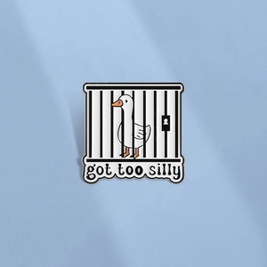 Broche en Alliage de Zinc Émaillée Oie Blanche en Cage Rigolote Badge avec Slogan Dessin Animé pour Sac à Dos Vêtements Bijoux Décoratifs