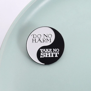 Broche émaillée Tai Chi avec texte Do No Harm Take No Shit sur fond en céramique élégant