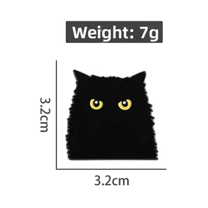 Dettaglio della spilla smaltata gatto nero con dimensioni 3,2 cm e peso di 7g