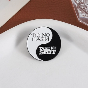 Épinglette Yin Yang en émail avec slogans DO NO HARM et TAKE NO SHIT en noir et blanc