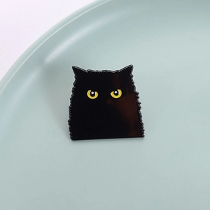 Spilla smaltata a forma di gatto nero per vestiti e zaini con vivaci dettagli occhi gialli