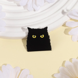 Spilla minimalista a forma di gatto nero in smalto con occhi gialli su sfondo floreale