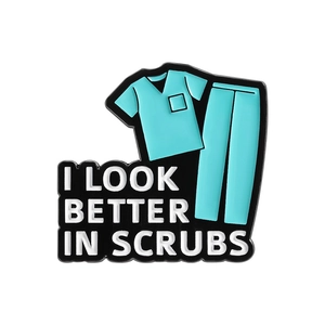 Καρφίτσα ιατρικής στολής με κείμενο I LOOK BETTER IN SCRUBS σε λευκό φόντο