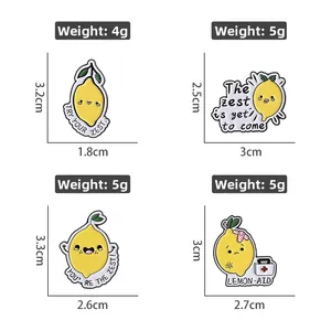 Lot de quatre broches citrons en émail avec textes de jeux de mots pour sacs à dos