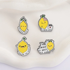 Set mit vier süßen gelben Cartoon-Zitronen-Emaille-Pins mit lustigen Wortspielen