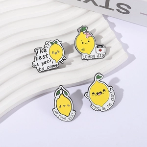 Lot de 4 épinglettes en émail citron dessin animé avec citations sur fond violet