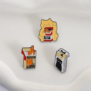 Tre creative spille a forma di pacchetto di sigarette gatto con disegni pop art