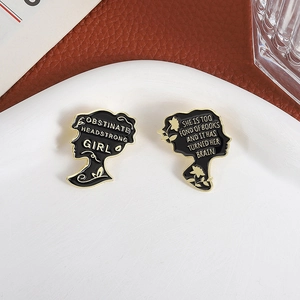 Set di due spillette in smalto nero e oro con silhouette femminili e citazioni