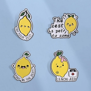 Set aus vier süßen gelben Emaille-Pins mit Zitronen-Motiven und kreativen Wortspielen