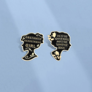 Spilla in Smalto Letterario Vintage Lega di Zinco Nero Oro Silhouette Femminile Citazione Jane Austen Gioielli