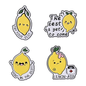 Lot de 4 épinglettes en émail citron mignonnes avec citations sur fond blanc