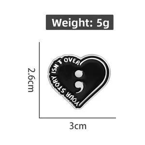 Détail du pin's en émail en cœur avec citation inspirante, mesurant 3cm x 2,6cm