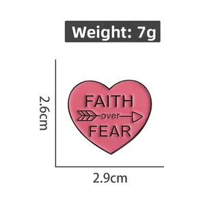 Épinglette cœur rose FAITH over FEAR en émail, taille 2,9cm x 2,6cm et poids de 7g