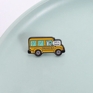 Spilla in smalto bus giallo con anatra bianca e scritta Get in bestie creativa