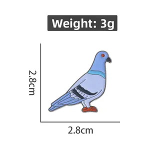 Detailansicht der hellblauen Vogel-Emaille-Brosche mit Maßen von 2,8 cm und 3g Gewicht