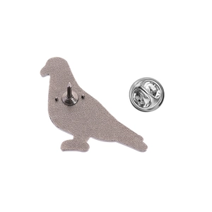 Detailansicht der Rückseite einer Tauben-Brosche mit Schmetterlingsverschluss und Metallstift