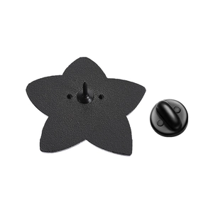 Détail de l'arrière d'un pin's étoile noire avec embout en caoutchouc et métal robuste