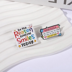 Spille geometriche in smalto con citazioni motivazionali colorate Be the Reason Someone Smiles