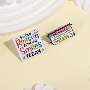 Ensemble de pin's émaillés minimalistes carrés et capsules avec phrases motivantes