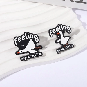 Lot de broches en émail canard rigolo avec texte Producktive sur présentoir ondulé blanc