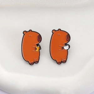 Set de pin's émaillés capybara mignons avec poses de lecture et de boisson pour fans
