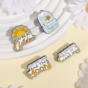 Set di spille in smalto colorato con design a sole e citazioni su vassoio bianco