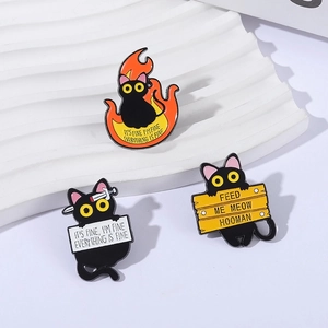 Gros plan de pin's chat noir avec citations motivantes et design de flammes
