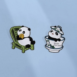 Simpatica Spilla in Smalto Panda in Lega di Zinco Stile Cinese Sedia di Bambù Tazza da Tè Distintivo per Donna Uomo Borsa Risvolto Gioielli Regalo