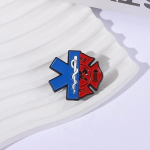 Épinglette Star of Life et Fire Dept sur présentoir blanc, insigne médical de pompier